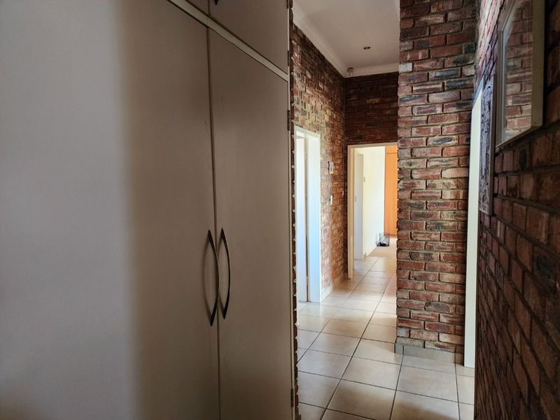 3 BEDROOM TOWNHOUSE IN LA HOFF - Photo 8