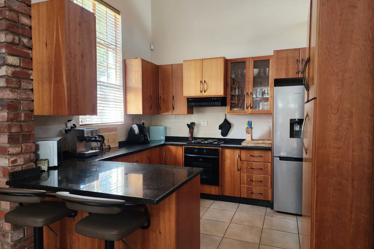 3 BEDROOM TOWNHOUSE IN LA HOFF - Photo 4