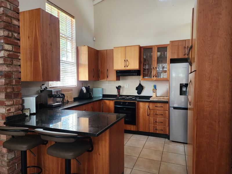 3 BEDROOM TOWNHOUSE IN LA HOFF - Photo 4