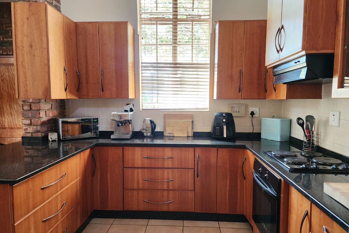 3 BEDROOM TOWNHOUSE IN LA HOFF - Photo 5