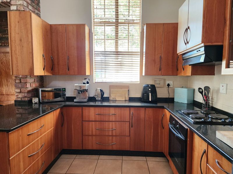 3 BEDROOM TOWNHOUSE IN LA HOFF - Photo 5