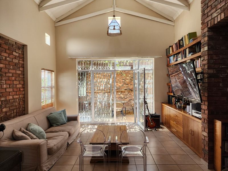 3 BEDROOM TOWNHOUSE IN LA HOFF - Photo 1