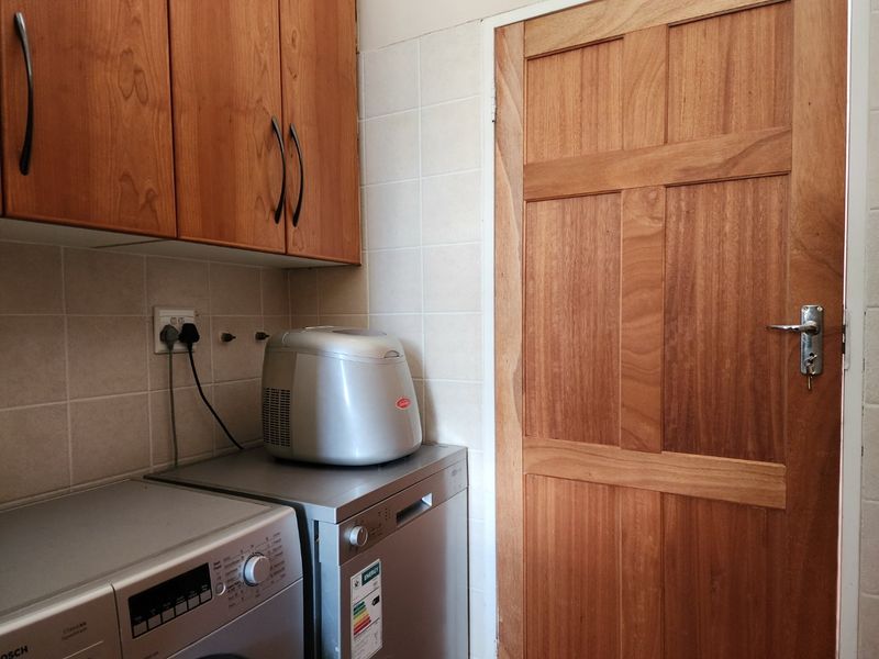 3 BEDROOM TOWNHOUSE IN LA HOFF - Photo 7