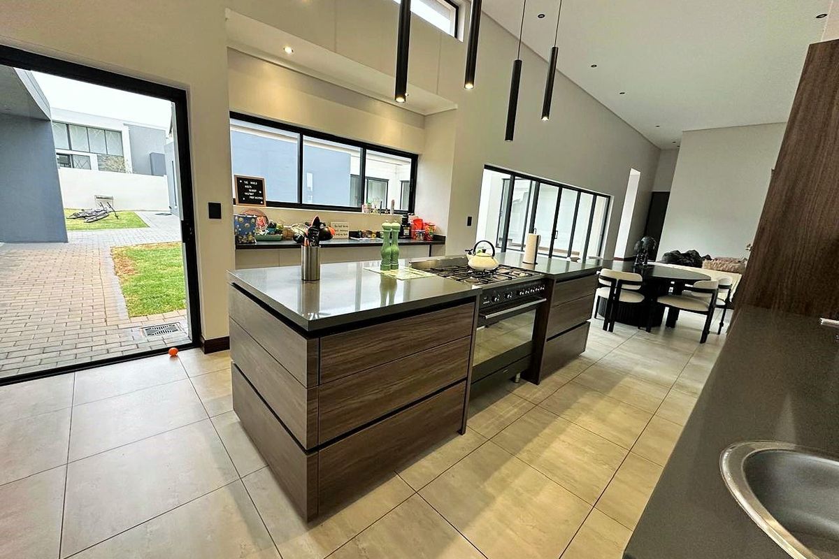 LUXURIOUS FAMILY LIVING IN A PRIME MIDSTREAM LOCATION - Photo 3