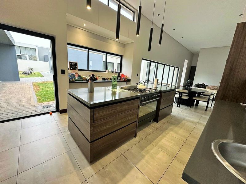 LUXURIOUS FAMILY LIVING IN A PRIME MIDSTREAM LOCATION - Photo 3