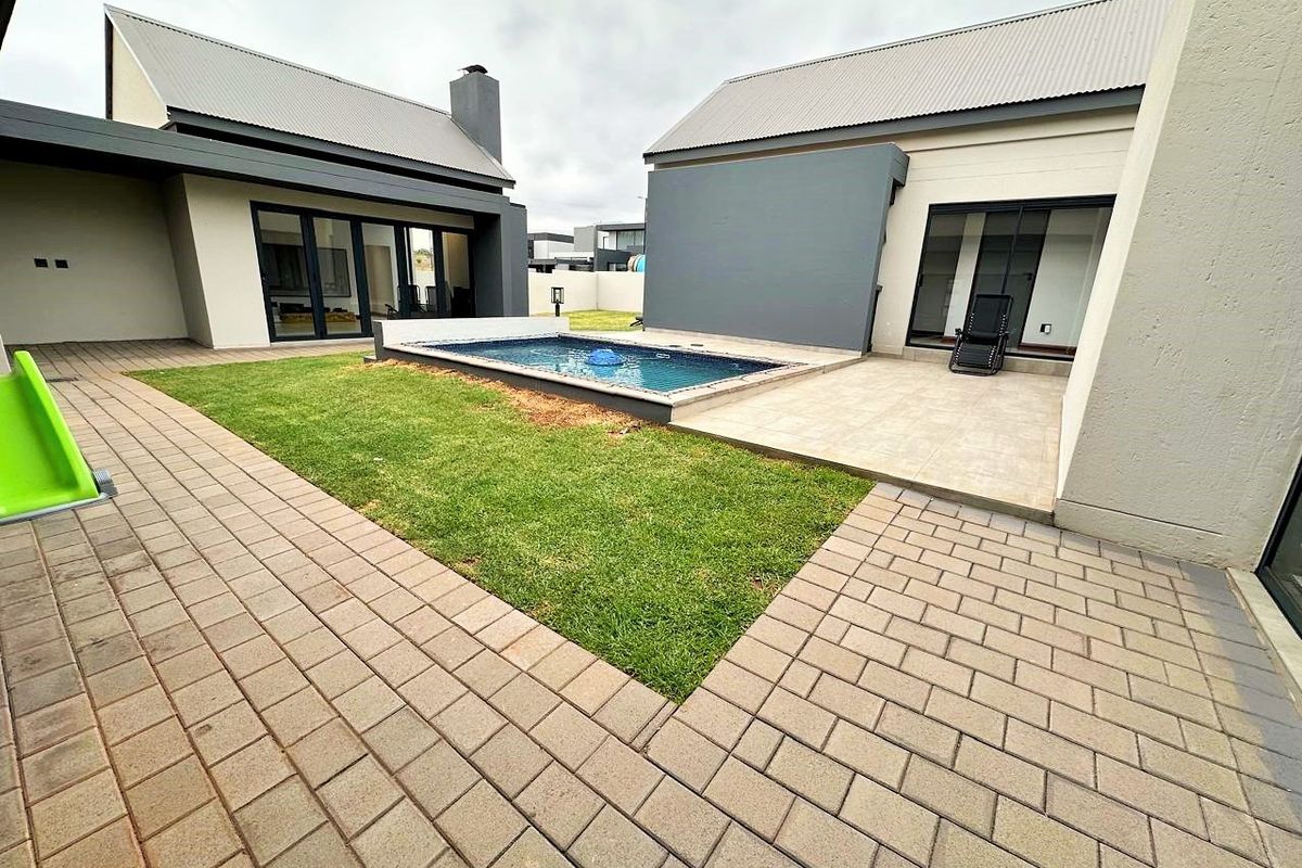 LUXURIOUS FAMILY LIVING IN A PRIME MIDSTREAM LOCATION - Photo 4