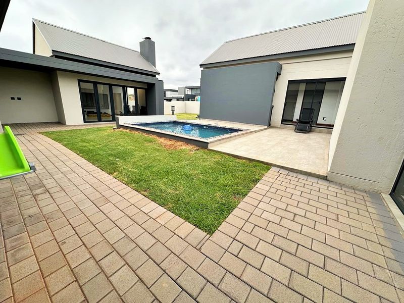 LUXURIOUS FAMILY LIVING IN A PRIME MIDSTREAM LOCATION - Photo 4