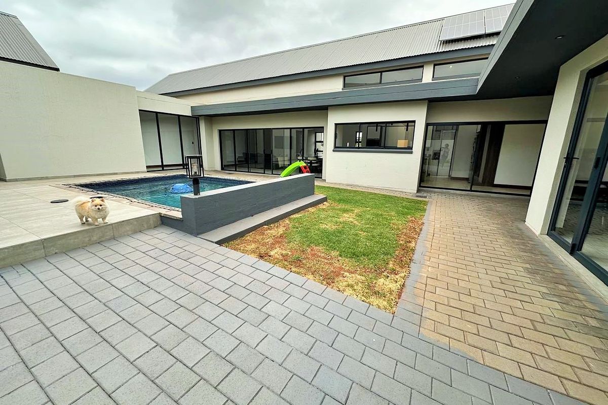 LUXURIOUS FAMILY LIVING IN A PRIME MIDSTREAM LOCATION - Photo 5