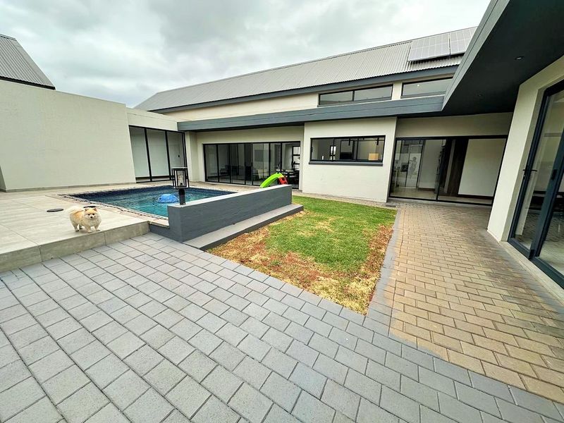 LUXURIOUS FAMILY LIVING IN A PRIME MIDSTREAM LOCATION - Photo 5