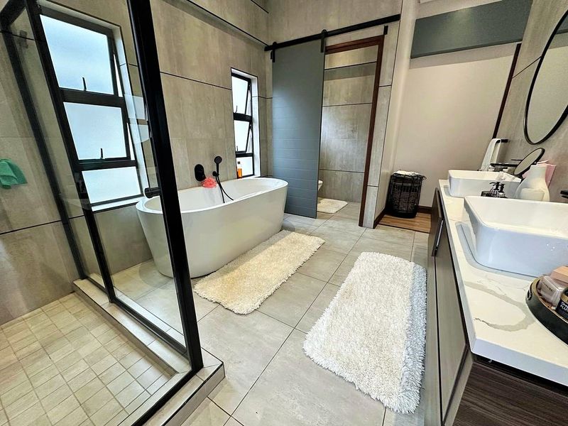 LUXURIOUS FAMILY LIVING IN A PRIME MIDSTREAM LOCATION - Photo 10