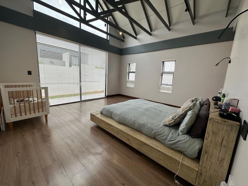 LUXURIOUS FAMILY LIVING IN A PRIME MIDSTREAM LOCATION - Photo 9