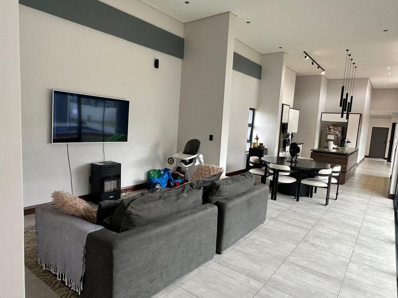 LUXURIOUS FAMILY LIVING IN A PRIME MIDSTREAM LOCATION - Photo 7