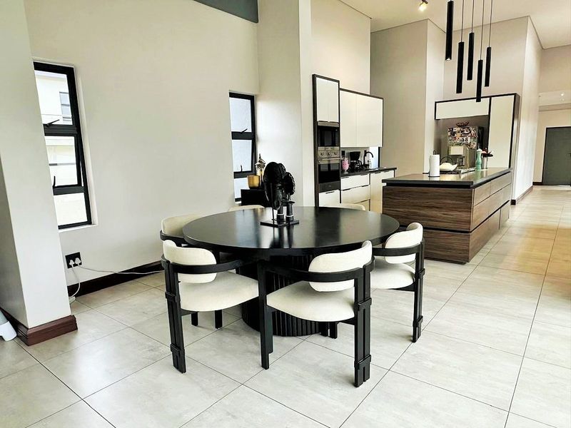 LUXURIOUS FAMILY LIVING IN A PRIME MIDSTREAM LOCATION - Photo 6