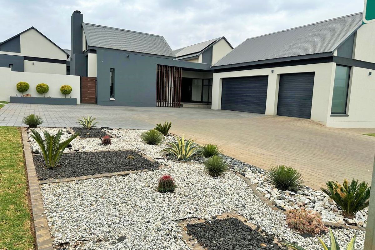 LUXURIOUS FAMILY LIVING IN A PRIME MIDSTREAM LOCATION - Photo 2