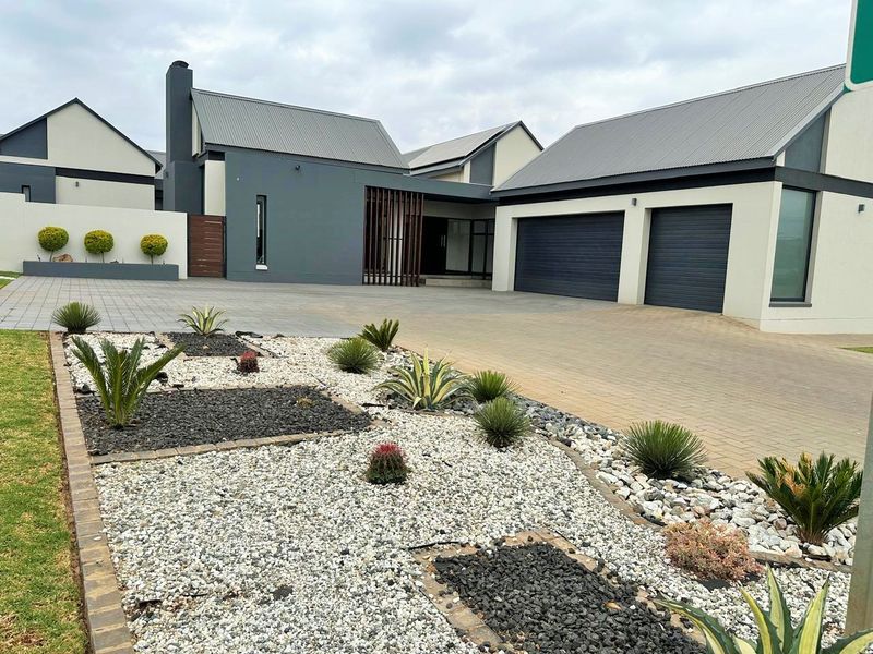 LUXURIOUS FAMILY LIVING IN A PRIME MIDSTREAM LOCATION - Photo 2