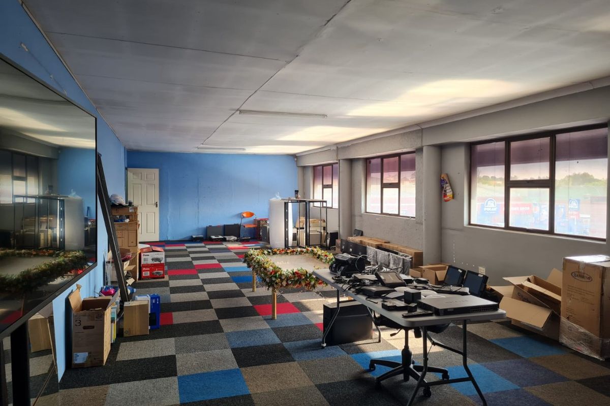 180 SQM Office at a Bargain Price - Photo 5