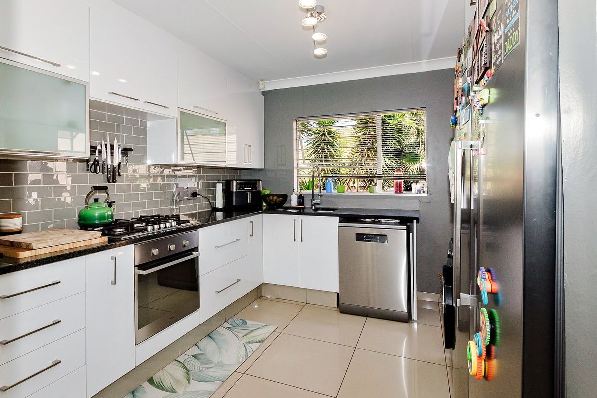 Luxurious four-bedroom family home with solar power, sparkling pool, and exceptional entertainment spaces in secure boomed area - Photo 5