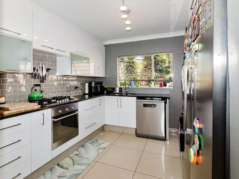 Luxurious four-bedroom family home with solar power, sparkling pool, and exceptional entertainment spaces in secure boomed area - Photo 5