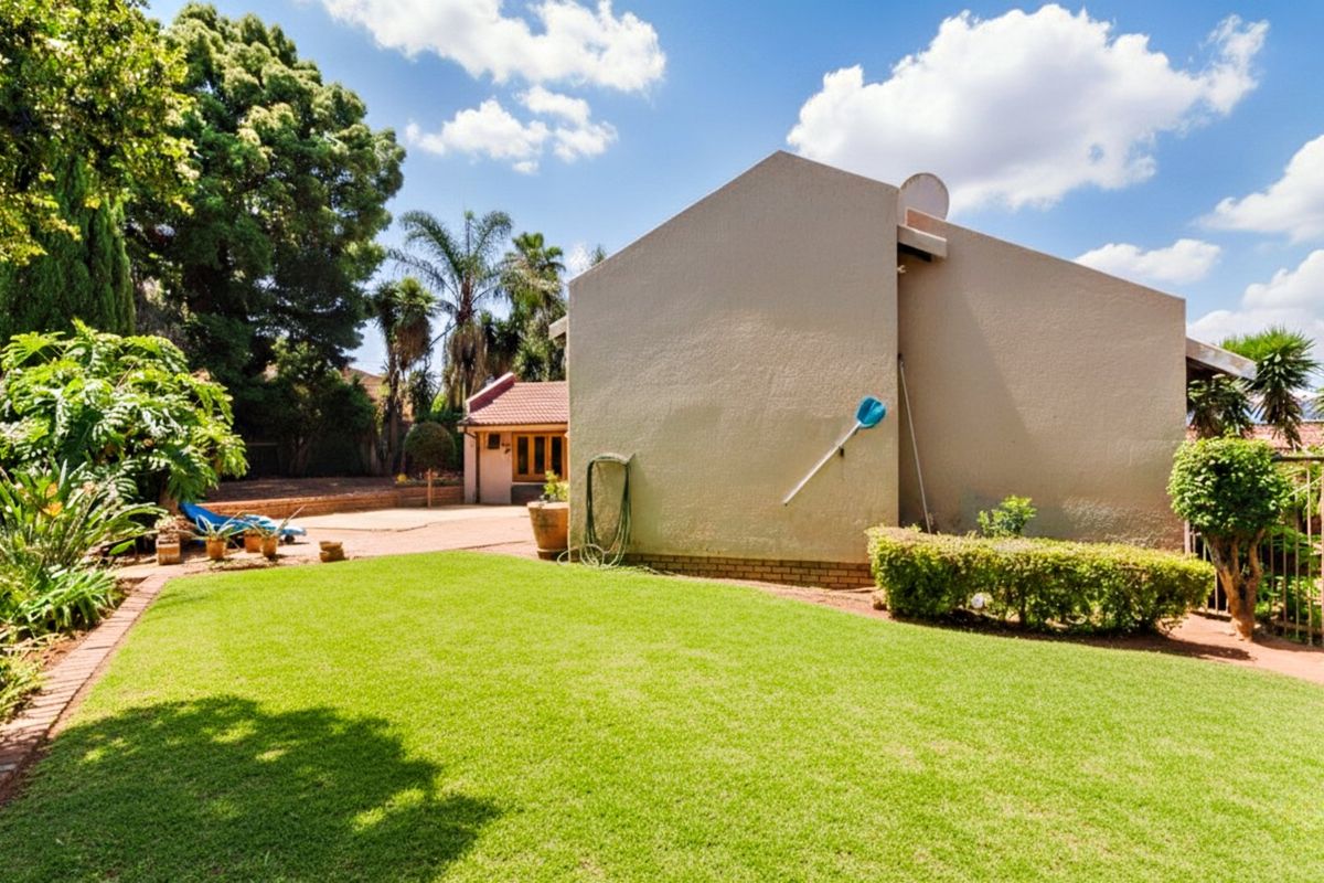 Luxurious four-bedroom family home with solar power, sparkling pool, and exceptional entertainment spaces in secure boomed area - Photo 4