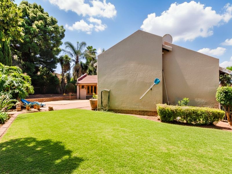 Luxurious four-bedroom family home with solar power, sparkling pool, and exceptional entertainment spaces in secure boomed area - Photo 4