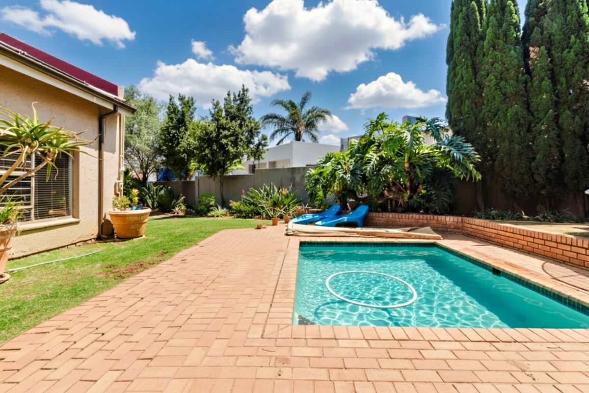 Luxurious four-bedroom family home with solar power, sparkling pool, and exceptional entertainment spaces in secure boomed area - Photo 3