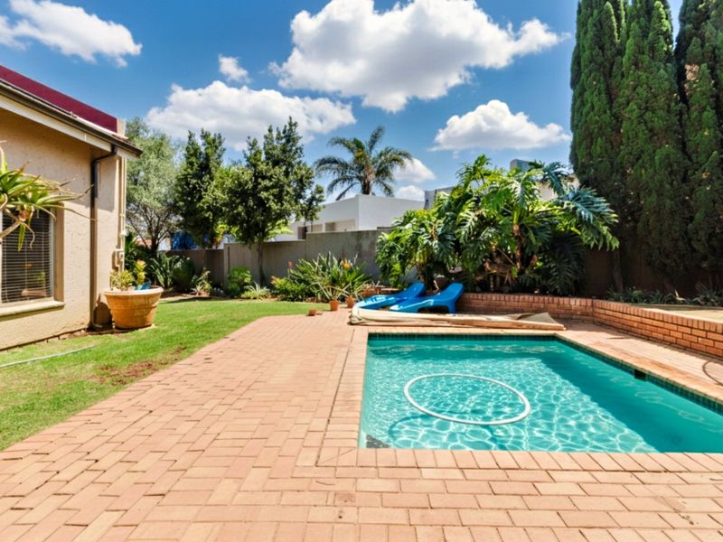 Luxurious four-bedroom family home with solar power, sparkling pool, and exceptional entertainment spaces in secure boomed area - Photo 3