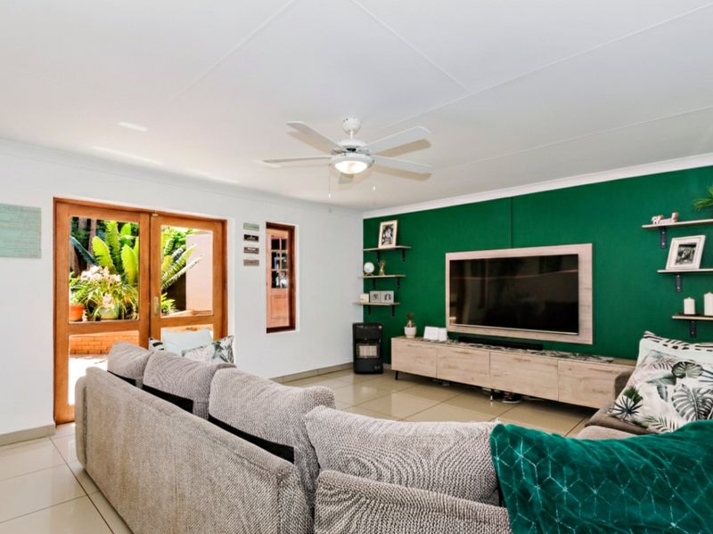 Luxurious four-bedroom family home with solar power, sparkling pool, and exceptional entertainment spaces in secure boomed area - Photo 10