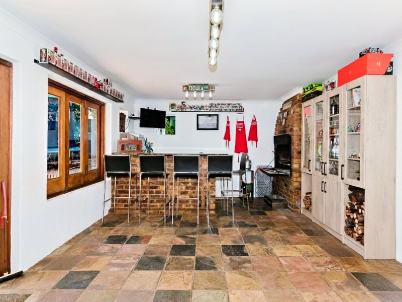 Luxurious four-bedroom family home with solar power, sparkling pool, and exceptional entertainment spaces in secure boomed area - Photo 9