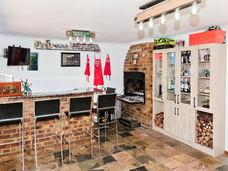 Luxurious four-bedroom family home with solar power, sparkling pool, and exceptional entertainment spaces in secure boomed area - Photo 8