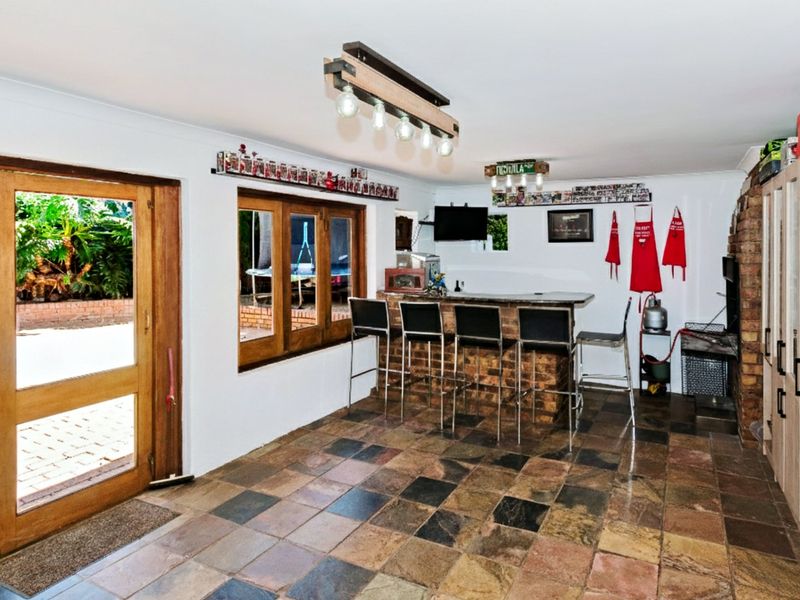 Luxurious four-bedroom family home with solar power, sparkling pool, and exceptional entertainment spaces in secure boomed area - Photo 7