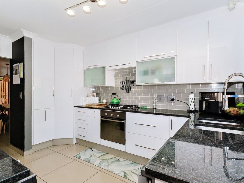 Luxurious four-bedroom family home with solar power, sparkling pool, and exceptional entertainment spaces in secure boomed area - Photo 6