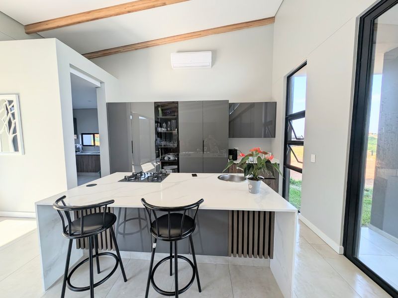 Gold Coast, Sibaya -  Stepless Home - 4 Bedrooms,4 Bathrooms home with a seperate Ensuite Staff Room / Teen Pad - Priced to sell - Photo 9