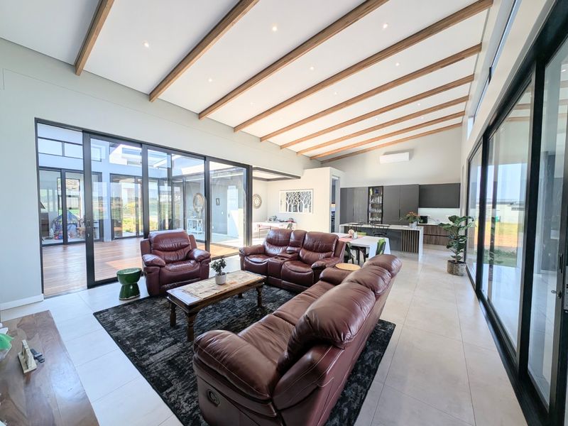 Gold Coast, Sibaya -  Stepless Home - 4 Bedrooms,4 Bathrooms home with a seperate Ensuite Staff Room / Teen Pad - Priced to sell - Photo 2