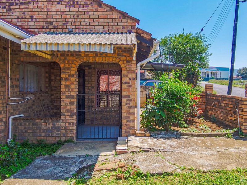 Quaint 3-Bedroom Home with Income Potential – Close to School and Transport - Photo 3