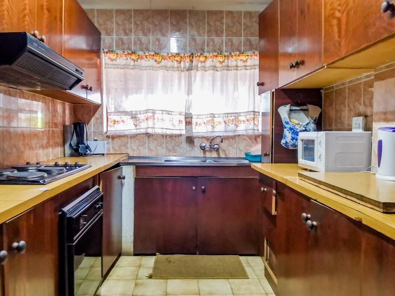 Quaint 3-Bedroom Home with Income Potential – Close to School and Transport - Photo 7