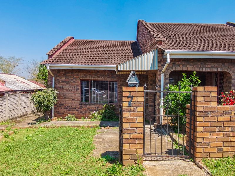 Quaint 3-Bedroom Home with Income Potential – Close to School and Transport - Photo 2