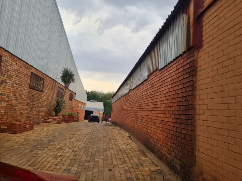 Well Priced Commercial Warehouses in a Business Park - Photo 3