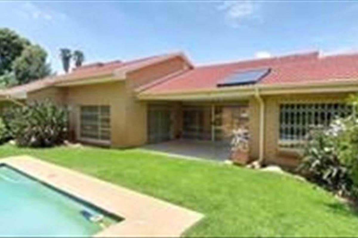 Exceptional 5-Bedroom Home with Luxury Features & Energy Efficiency - Photo 3