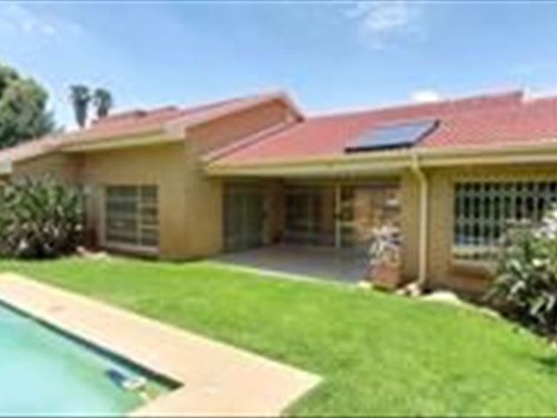 Exceptional 5-Bedroom Home with Luxury Features & Energy Efficiency - Photo 3