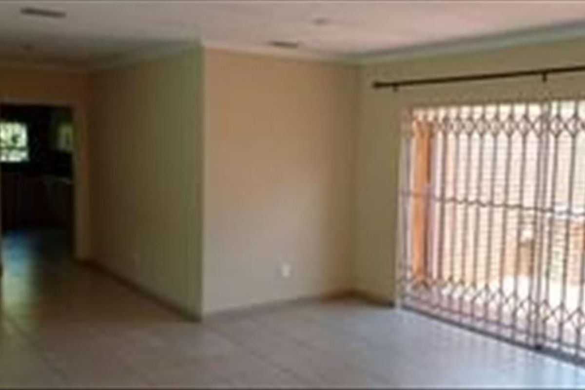 Exceptional 5-Bedroom Home with Luxury Features & Energy Efficiency - Photo 2