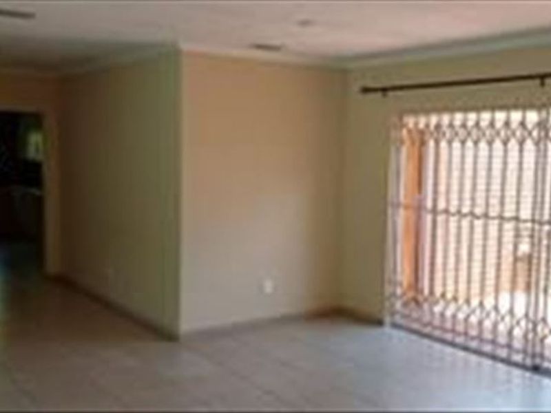 Exceptional 5-Bedroom Home with Luxury Features & Energy Efficiency - Photo 2