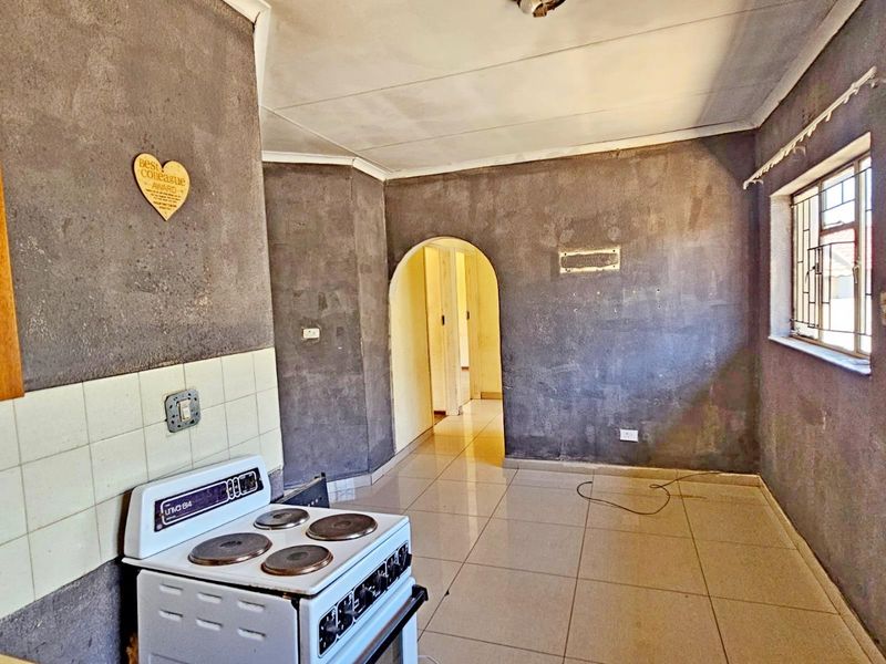 Beautiful 2-Bedroom Family Home in Prime Tembisa Location - Photo 2