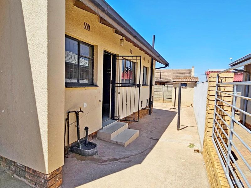 Beautiful 2-Bedroom Family Home in Prime Tembisa Location - Photo 6