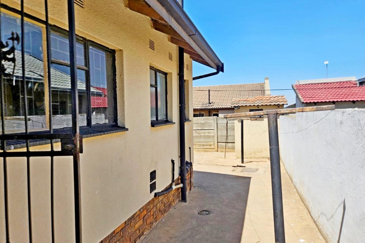 Beautiful 2-Bedroom Family Home in Prime Tembisa Location - Photo 5