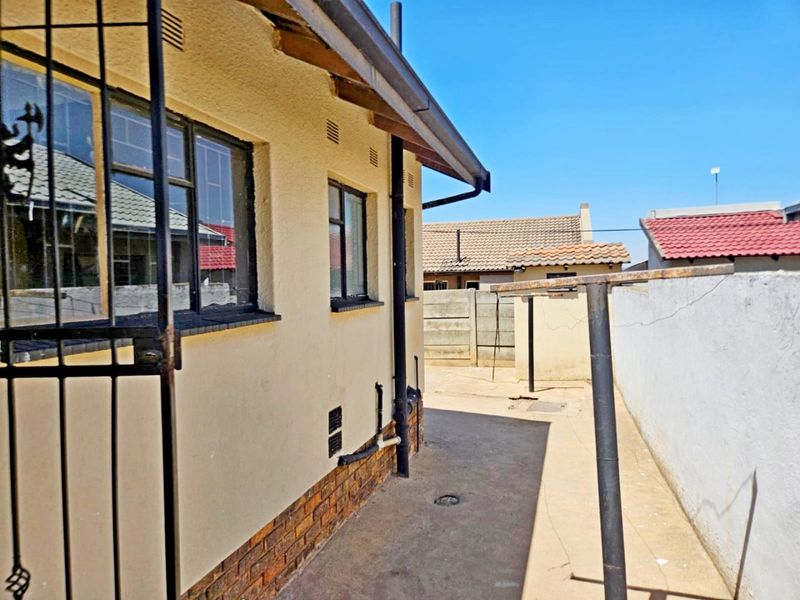 Beautiful 2-Bedroom Family Home in Prime Tembisa Location - Photo 5
