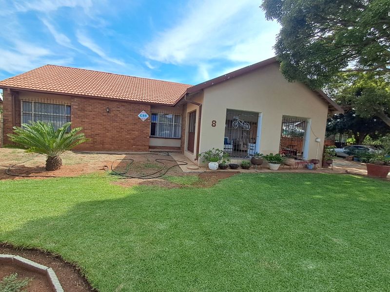 6 Bedroom House For Sale In Stilfontein. - Photo 5