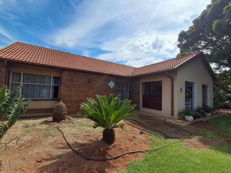 6 Bedroom House For Sale In Stilfontein. - Photo 2