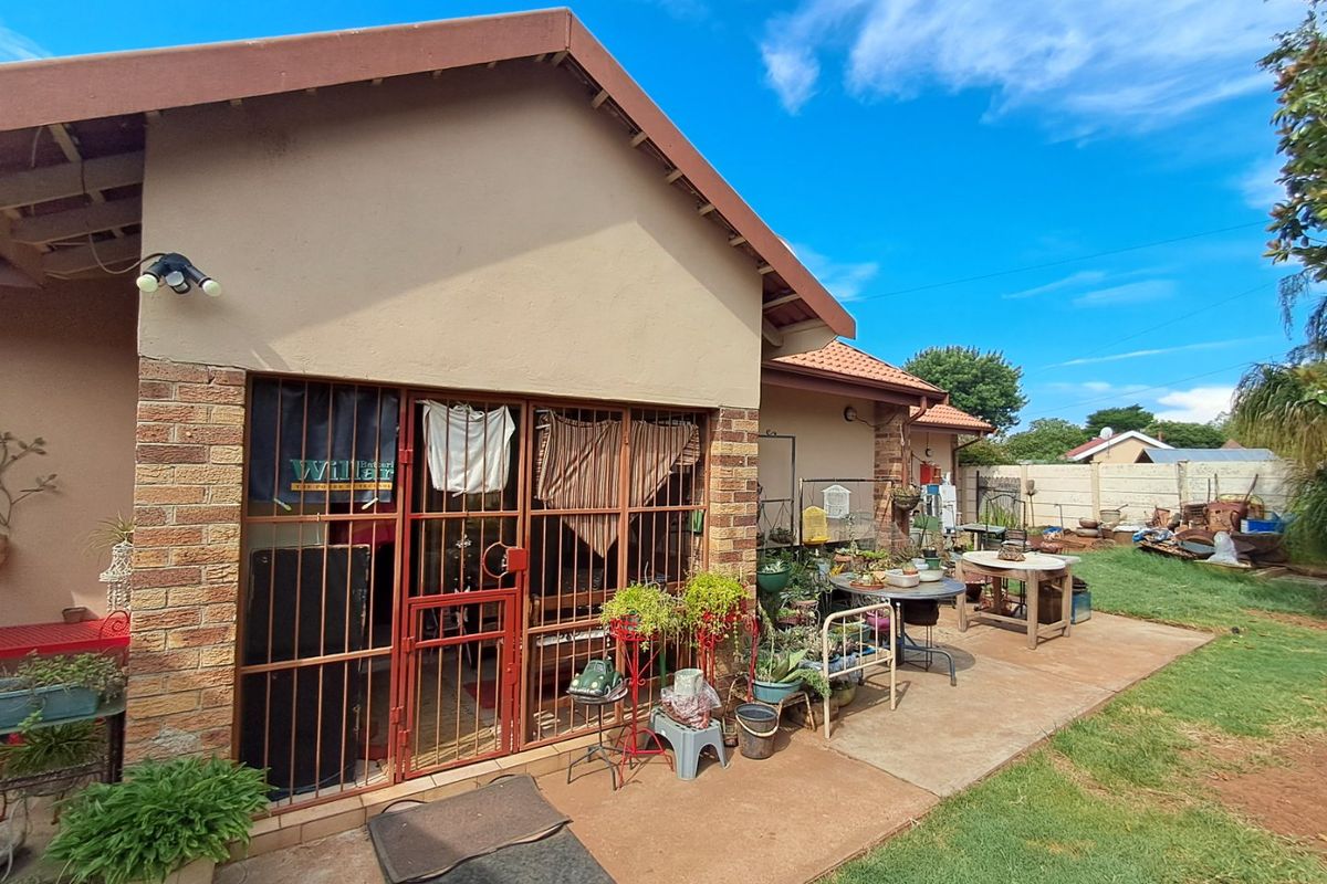 6 Bedroom House For Sale In Stilfontein. - Photo 3