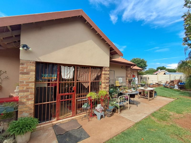 6 Bedroom House For Sale In Stilfontein. - Photo 3