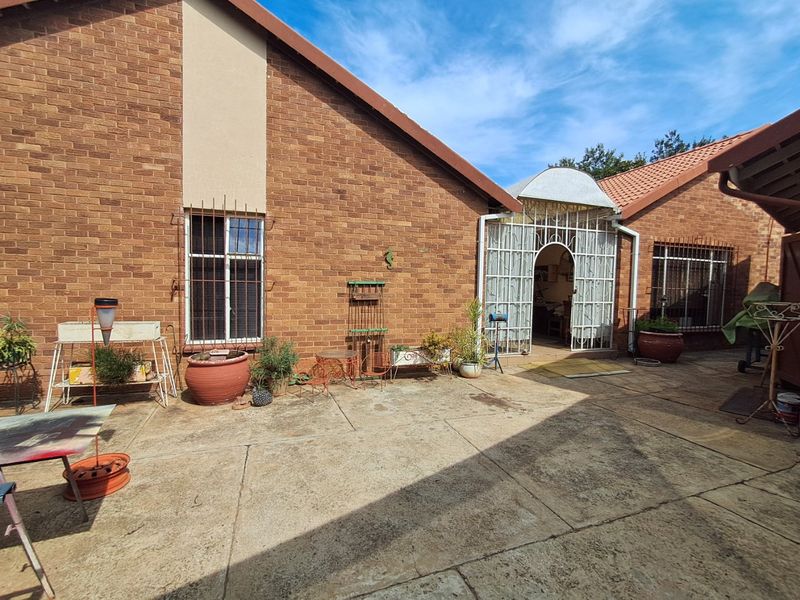 6 Bedroom House For Sale In Stilfontein. - Photo 9